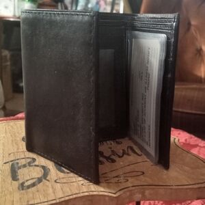 Men's Tri-Fold Leather Wallet ~ Free Shipping! ☆ NWT